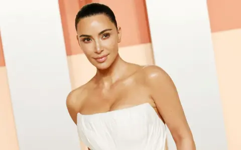 Kim Kardashian con pelle luminosa, un look da red carpet che fa pensare a come funziona la crema autoabbronzante per un effetto naturale e radioso.