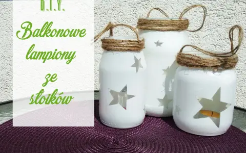 Balkonowe lampiony ze słoików i sznurka, ozdobione gwiazdkami.