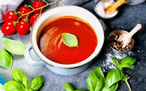 Frische Tomaten, Basilikum und Gewürze – alles bereit, um tomatensauce selber machen. Ein Genuss!