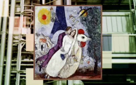 La mariée Chagall, vêtue de blanc, s'envole avec son amour sur un coq blanc, sous un soleil rouge et une tour Eiffel. Un violoniste et des chèvres jouent dans le ciel.