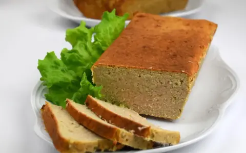 Pyszny pasztet z gotowanego mięsa, idealny na kanapki. Zastanawiasz się, jak długo piec pasztet z gotowanego mięsa? Ten wygląda na idealnie upieczony!