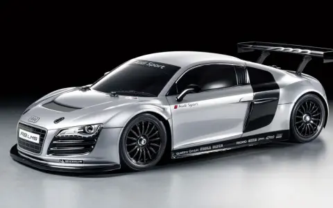 Silberner Audi R8 LMS mit schwarzem Heckflügel. Die Karosserie lackieren war hier eine Kunst, um diesen Rennwagen perfekt in Szene zu setzen.