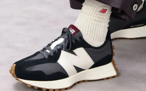 Jak wiązać sznurówki w sneakersach New Balance? Zobacz, jak elegancko prezentują się te ciemne buty z białym logo.