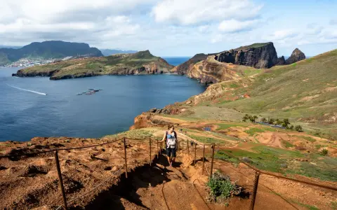 Wanderweg auf Madeira mit atemberaubendem Blick auf die Küste. Perfekt für deine 1 Woche Madeira Tipps!