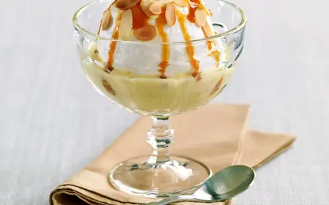 Île flottante, une recette de grand-mère réconfortante. Nuage de meringue, crème anglaise vanillée, caramel et amandes effilées.