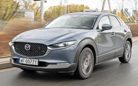 Szary SUV Mazda CX-30 w ruchu. Sprawdź aktualną mazda cx 30 cena i ofertę.