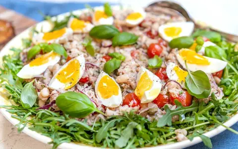En härlig tonfisksallad med ägg, tomater och basilika, perfekt som en lätt lunch eller middag. Dressing till tonfisksallad är hemligheten bakom smaken.