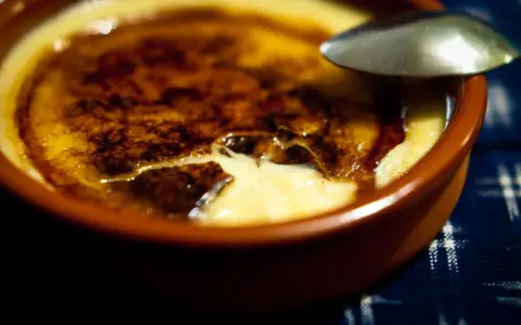 Crema catalana recién hecha, con su capa crujiente de caramelo y el interior cremoso listo para ser disfrutado.