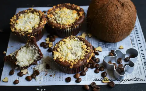 Keto muffiny z mąki kokosowej, z kruszonką, obok orzechy, ziarna kawy i całe kokosy. Idealne na dietę ketogeniczną.