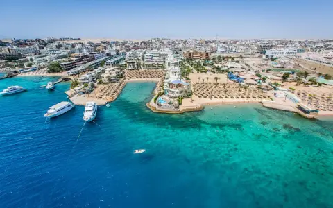 Hurghada jakie morze? Błękitne wody Morza Czerwonego otaczają kurort z hotelami, plażami i jachtami.