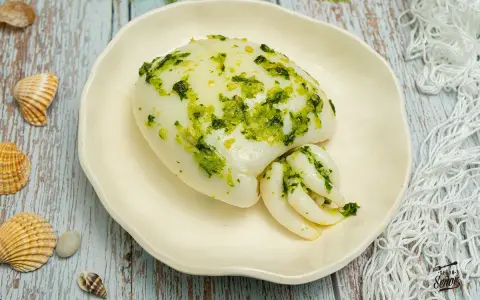 Deliciosa sepia al horno, tierna y jugosa, con un toque de hierbas frescas. Un plato que evoca el mar.