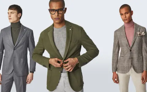 Tre uomini indossano un outfit formale: giacche eleganti, dolcevita e pantaloni.