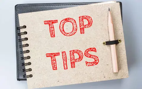 Notatnik z napisem "TOP TIPS" i ołówkiem. Idealne wskazówki, jak nauczyć się angielskiego.