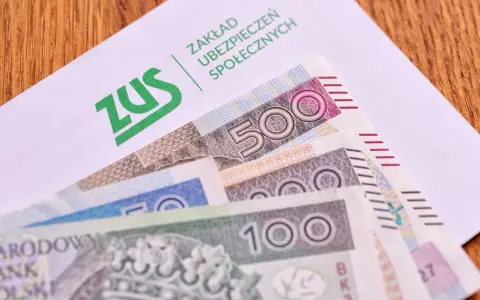 ZUS i polskie banknoty, symbolizujące świadczenia, w tym emeryturę pomostową.