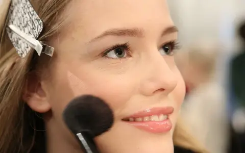 Delikatny róż na policzkach, subtelny błysk na ustach – to efekt igari makeup.