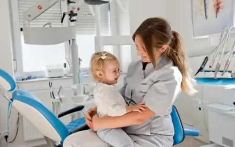 Kiedy z dzieckiem do dentysty? Klucz do zdrowego uśmiechu bez stresu