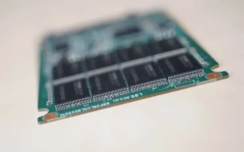 Moduł pamięci RAM, kluczowy element do sprawdzania dysku SSD i optymalizacji systemu.