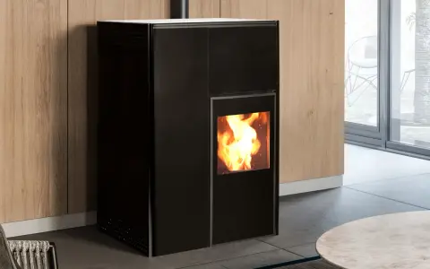 Estufa de pellets negra con llama encendida. Un fallo encendido estufa pellets podría ser la causa de que no caliente.