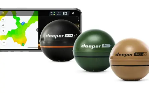 Drei Deeper Fischfinder in Schwarz, Grün und Braun neben einem Smartphone mit Tiefenkarte. Perfekt für tiefere Start Erfahrungen.