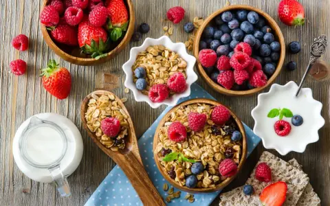 Świeże owoce, jogurt i granola – idealne składniki dla diety bogatoresztkowej. Zdrowy początek dnia.