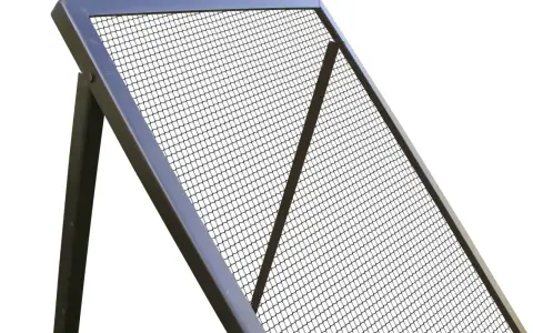 Solidne sito do piachu, idealne do przesiewania materiałów budowlanych. Metalowa konstrukcja zapewnia trwałość.