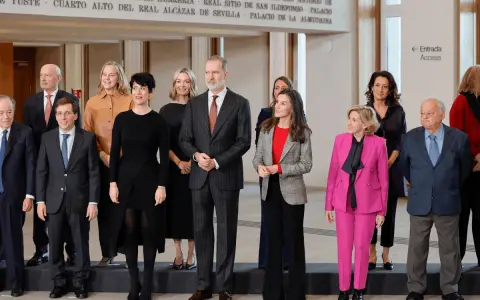 Grupo de directivos y personalidades, incluyendo a los Reyes de España, en un evento de programa desarrollo directivo.