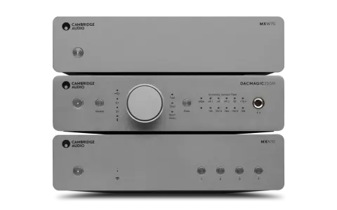 Czarny przetwornik cyfrowo-analogowy Cambridge Audio DacMagic 200M z pokrętłem i przyciskami na froncie.