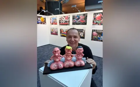 Jacques Tilly präsentiert seine satirischen Figuren von Putin, Trump und Xi Jinping, die auf ihren Sockeln "Make Russia Great Again", "Make America Great Again" und "Make China Great Again" tragen.