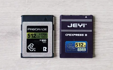 Dwie karty pamięci CFexpress: ProGrade 512 GB i Jeyi 512 GB, gotowe do zapisywania materiałów 4K/8K RAW.