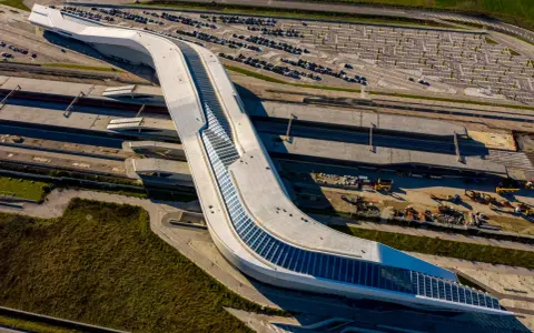 Stazione Afragola, capolavoro dell'architetto Zaha Hadid, vista dall'alto. Un'onda bianca che abbraccia i binari.