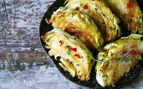 Pieczone ćwiartki kapusty z chili i tymiankiem, pyszne dania z kapusty.