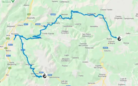 Mappa di un percorso in moto attraverso l'Altopiano di Asiago e la Vallagarina, con tappe a Rovereto, Folgaria, Gallio e Cogollo del Cengio. La strada del costo è ben visibile.