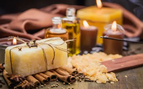 Jabón atado con hilo, rodeado de canela, anís y velas encendidas. Un ritual para atraer el amor de una persona.