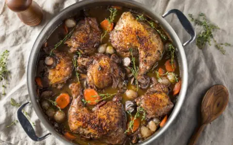 En mustig gryta med kyckling, morötter och svamp, perfekt för att servera med ett gott vin till coq au vin.