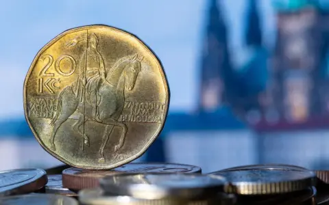 Czeska moneta 20 koron z wizerunkiem św. Wacława na koniu. Zastanawiasz się, ile kosztuje obiad w Czechach?