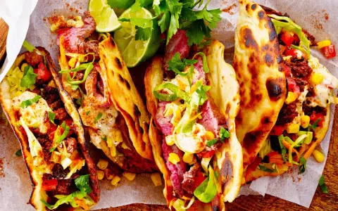 Saftige Rindfleisch-Tacos mit Mais, Salat und Limette. Perfekt für deine nächsten Taco Rezepte!