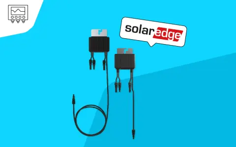 Dwa optymalizatory SolarEdge S440 z okablowaniem na niebieskim tle.