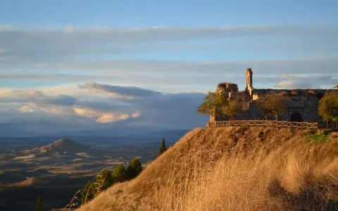 Ruinas de un castillo en un cerro, con un paisaje de la Alcarria al fondo. El mirador ofrece vistas espectaculares.