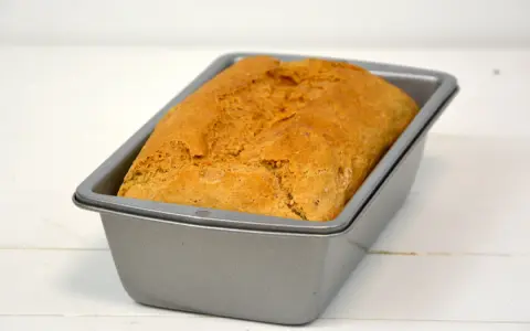 Frisch gebackenes Brot in einer Kastenform, bereit zum Genießen. Perfekt, um Brot darin zu backen.