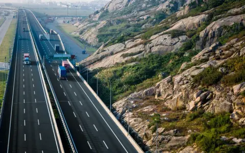 Ile jechać na autostradzie, aby uniknąć mandatów i zapewnić bezpieczeństwo?