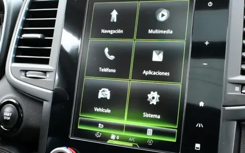 Pantalla táctil de coche con menú: Navegación, Multimedia, Teléfono, Aplicaciones, Vehículo, Sistema. Ideal para actualizar r link 2.