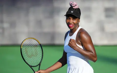 Venus Williams, con su estatura imponente, celebra un punto en la cancha de tenis.