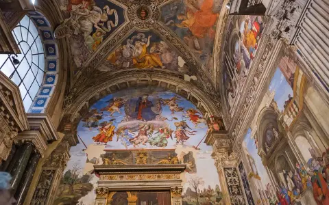 Affreschi mozzafiato adornano le volte di chiese a Roma, raffiguranti scene celesti e figure bibliche con colori vibranti.