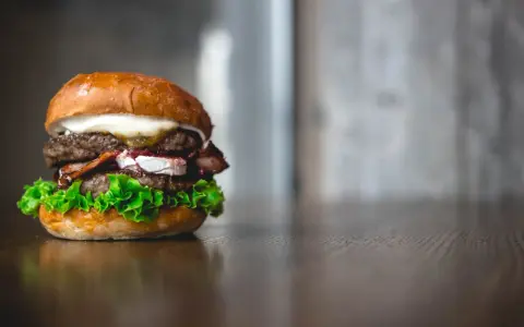 Ile kcal ma Twój burger? Odkryj ukryte kalorie i jedz fit!