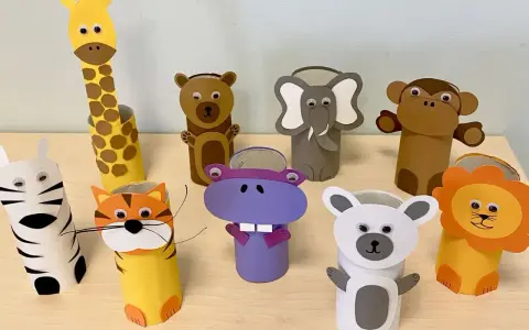 Zwierzątka z rolek po papierze toaletowym: żyrafa, tygrys, zebra, hipopotam, niedźwiedź, słoń, małpa, lew i miś.