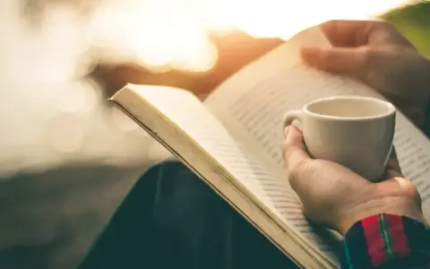 Czy literatura uczy człowieka jak żyć? Odkryj jej życiowe lekcje