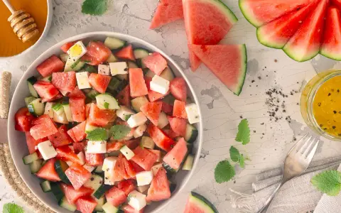 Erfrischender Wassermelonen-Feta-Salat, perfekt für sommerliche melonen rezepte. Mit Gurke, Minze und einem leichten Dressing.