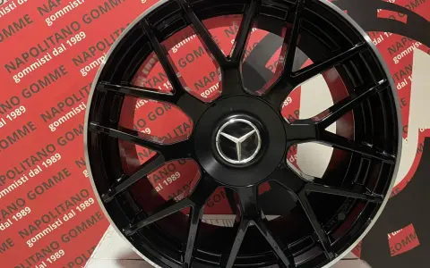 Cerchi originali Mercedes neri, design a 5 razze doppie, con logo Mercedes al centro.