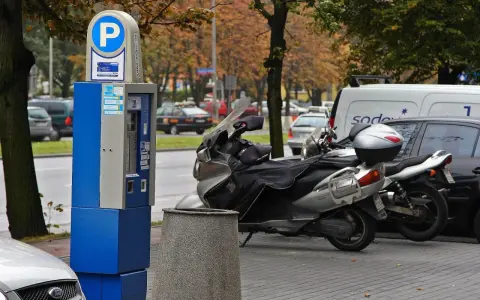 Parkometr i skuter. Zapomnienie o bilecie parkingowym może skutkować mandatem.