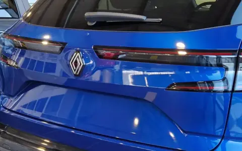 Błękitny tył Renault Austral z charakterystycznym logo i nowoczesnymi światłami.